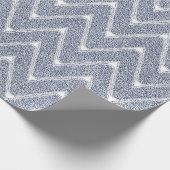 Staubiges Denim Blau Chevron Muster Geschenkpapier (Ecke)
