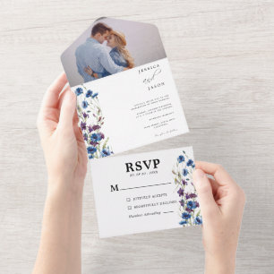 Staubiges königliches Blau Lila Blüten Hochzeit All In One Einladung