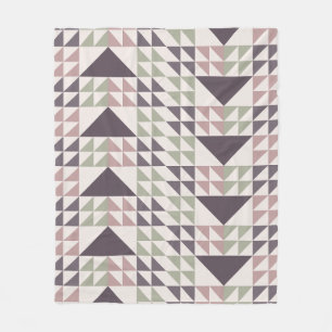 Staubrosafarbenes geometrisches Quiltmuster Fleecedecke