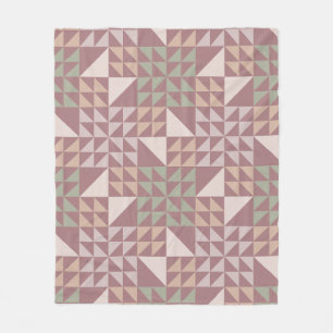 Staubrosafarbenes geometrisches Quiltmuster Fleecedecke