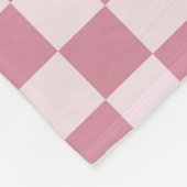 Staubrosafarbenes Schachbrettmuster Fleecedecke (Ecke)