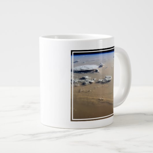 Staubsturm über die Sandmeere der Wüste Sahara. Jumbo-Tasse (Vorderseite Rechts)