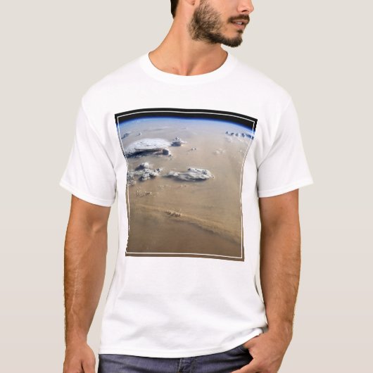 Staubsturm über die Sandmeere der Wüste Sahara. T-Shirt (Vorderseite)