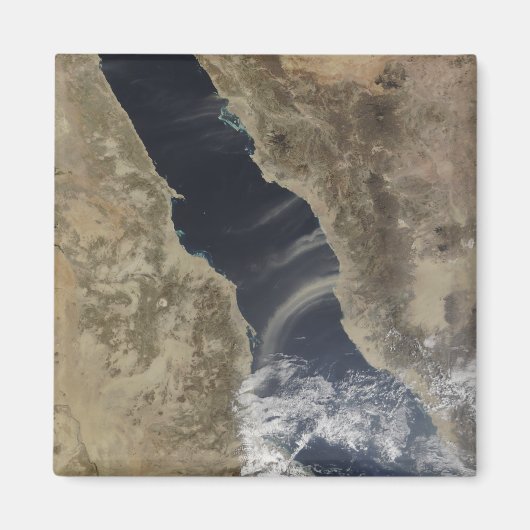 Staubwolken blasen vor der Küste Saudi-Arabiens Magnet (Vorne)