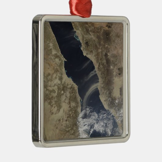 Staubwolken blasen vor der Küste Saudi-Arabiens Silbernes Ornament (Rechts)