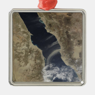 Staubwolken blasen vor der Küste Saudi-Arabiens Silbernes Ornament