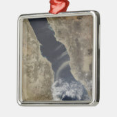 Staubwolken blasen vor der Küste Saudi-Arabiens Silbernes Ornament (Links)