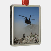 Staubwolken, die durch die Rotorabwaschanlage ange Silbernes Ornament (Rechts)