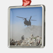 Staubwolken, die durch die Rotorabwaschanlage ange Silbernes Ornament (Links)