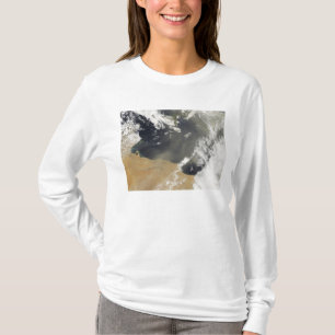 Staubwolken, die vor der nordafrikanischen Küste w T-Shirt