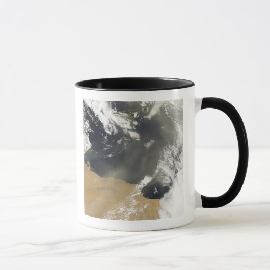 Staubwolken, die vor der nordafrikanischen Küste w Tasse (Rechts)
