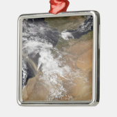 Staubwolken vor der marokkanischen Küste Ornament Aus Metall (Links)