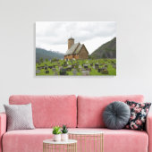 Stave Church mit Friedhof in Norwegen Leinwand (Insitu (Wohnzimmer))