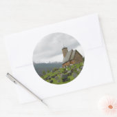 Stave Kirche mit Friedhof, Norwegen Rundaufkleber Runder Aufkleber (Umschlag)