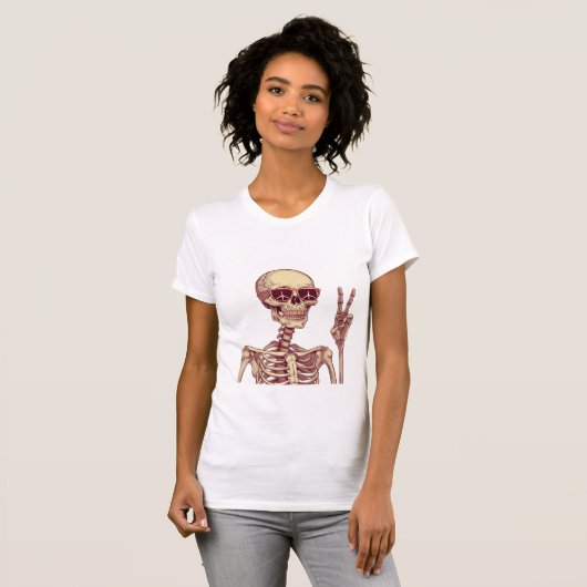Stay Chill – Retro Skeleton Peace Sign Halloween  T-Shirt (Vorne ganz)