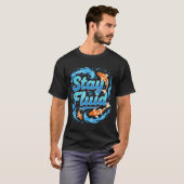 Stay Fluid Koi Fish Design T-Shirt (Vorne ganz)