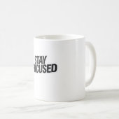 Stay Focused Minimal Typography Sweatshirt Kaffeetasse (VorderseiteRechts)
