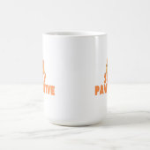 Stay Pawsitive Cute Winking Cat Pun Design Kaffeetasse (Mittel)