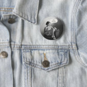 „Stay Pressed“ Vintage-Tätowierte Dame Button (Beispiel)