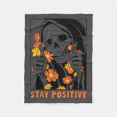 Stay Sitive Skeleton Halloween Motivational Funny  Fleecedecke (Vorderseite)