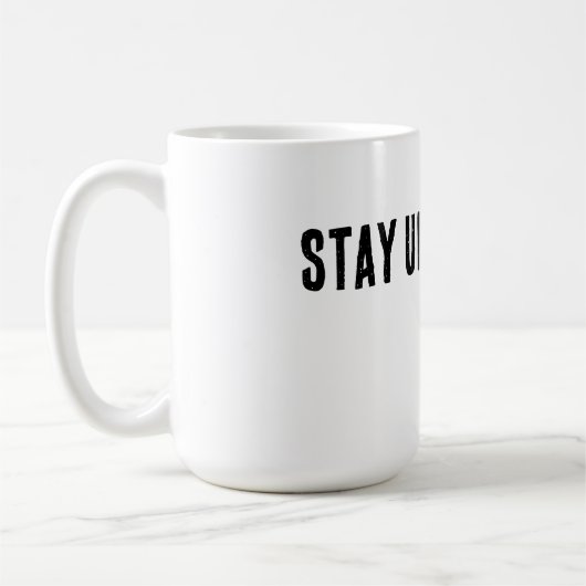 Stay Unbothered Minimal Typography T-Shirt Kaffeetasse (Links)