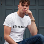 Stayation | Modernes Minimalistisches, stilvolles  T-Shirt<br><div class="desc">Einfache, stilvolle "Stayation" Custom quoArt bedeutet T - Shirt mit moderner, minimalistischer Typografie in Schwarz in einem kühlen trendigen Stil. Das perfekte Geschenk oder Zubehör für einen Urlaub bei der Zuhause während der covid-19 Coronavirus Pandemie während Zeiten der Absperrung und Reisebeschränkungen.Die Worte können leicht mit Ihrer eigenen Nachricht für ein...</div>