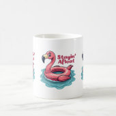 Stayin’ Afloat Funny Flamingo Pool Float Retro Kaffeetasse (Mittel)