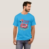 Stayin’ Afloat Funny Flamingo Pool Float Retro T-Shirt (Vorne ganz)