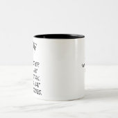 Steak gegen Würstchen Zweifarbige Tasse (Mittel)