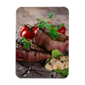 Steaks aus gegrillter Grillen mit frischen Kräuter Magnet (Vertikal)