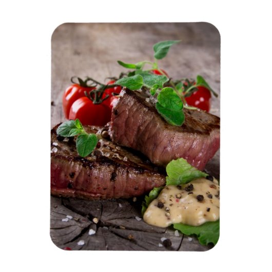 Steaks aus gegrillter Grillen mit frischen Kräuter Magnet (Vertikal)
