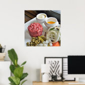 Steaktartar mit Gemüse und Gewürzen Poster (Heimbüro)