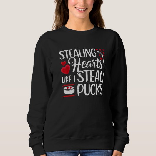 Stealing Hearts Like I Steal Pucks Cute Valentine Sweatshirt (Vorderseite)