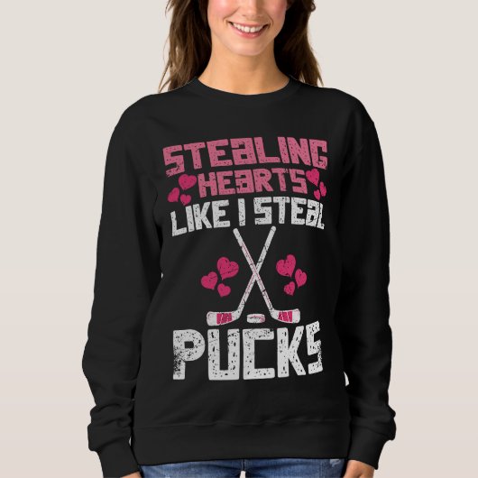 Stealing Hearts Like I Steal Pucks Funny Hockey Sweatshirt (Vorderseite)