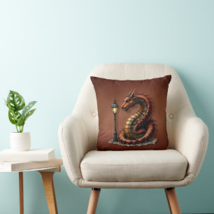 Steampunk Dragon neben einer Vintagen Straßenlater Kissen