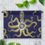 Steampunk Gears Octopus Kraken Handtuch<br><div class="desc">Dieses tempierte Steampunk-Seemonster hat acht drahtseitige Goldappendationen,  einen zentralen silbernen Gang und viele Gänge und Schrauben,  aus denen sich Kopf,  Augen und Saugnäpfe zusammensetzen. Es ist ein Roboter-Oktopus / kraken,  ein Metall-Maschine-Monster für jeden,  der Geeky Science-Fiktion / Fantasy Kreaturen mag. Die dunkelblaue Hintergrundfarbe ist anpassbar.</div>