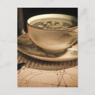 Steampunk-Kaffeetasse auf Untertasse mit Taschenuh Postkarte