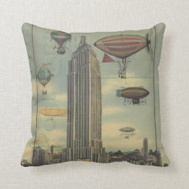 Steampunk Luftschiffe im Himmel über New York City Kissen