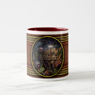 Steampunk - Naval - Die Comm-Station Zweifarbige Tasse