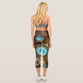Steampunk Rusty Hintergrund mit türkisfarbenen Lin Capri Leggings (Rückseite)