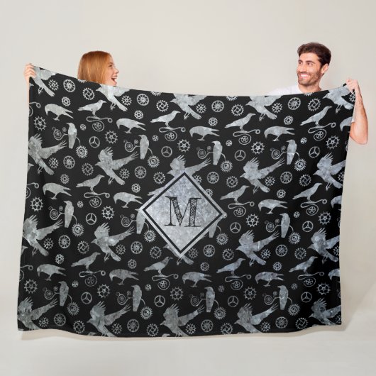 Steampunk Silver Zinc Gears and Crows Monogram Fleecedecke (Beispiel)