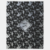 Steampunk Silver Zinc Gears and Crows Monogram Fleecedecke (Vorderseite)