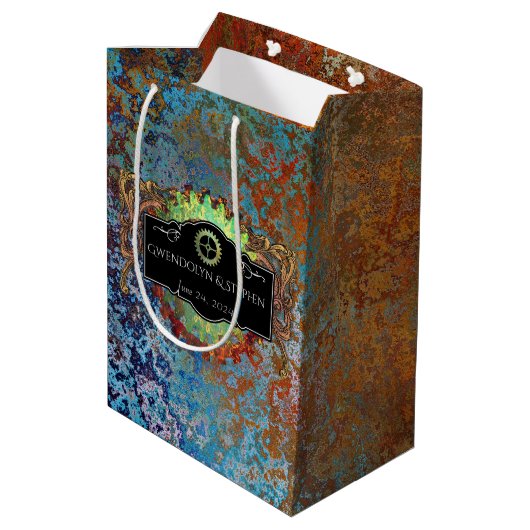 Steampunk Vintage Wedding Personalisiert Mittlere Geschenktüte (Rückseite Schrägansicht)