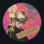Steampunk Woman Trailblazer Pop Art<br><div class="desc">Die Kitschy Collage ist mit einer Vintagen Stuhlbrille aus den 1930er Jahren,  einer  Foto- und Flugmaschine,  einem Waschband mit "trailblazer"-Text auf dem farbenprächtigen magentafarbenen Pop-Hintergrund in Rosa und Gold</div>