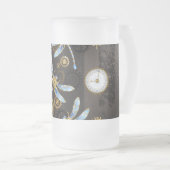 Steampunkdrachenfliegen auf braunem, gestreiften H Mattglas Bierglas (VorderseiteRechts)