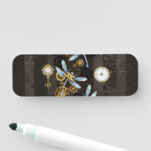 Steampunkdrachenfliegen auf braunem, gestreiften H Namensschild (Beispiel)