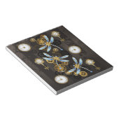 Steampunkdrachenfliegen auf braunem, gestreiften H Notizblock (angewinkelt)