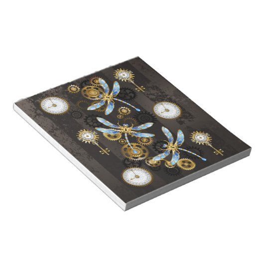 Steampunkdrachenfliegen auf braunem, gestreiften H Notizblock (angewinkelt)