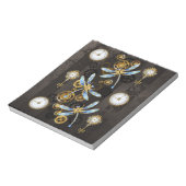 Steampunkdrachenfliegen auf braunem, gestreiften H Notizblock (Rotiert)