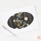 Steampunkdrachenfliegen auf braunem, gestreiften H Ovaler Aufkleber (Umschlag)